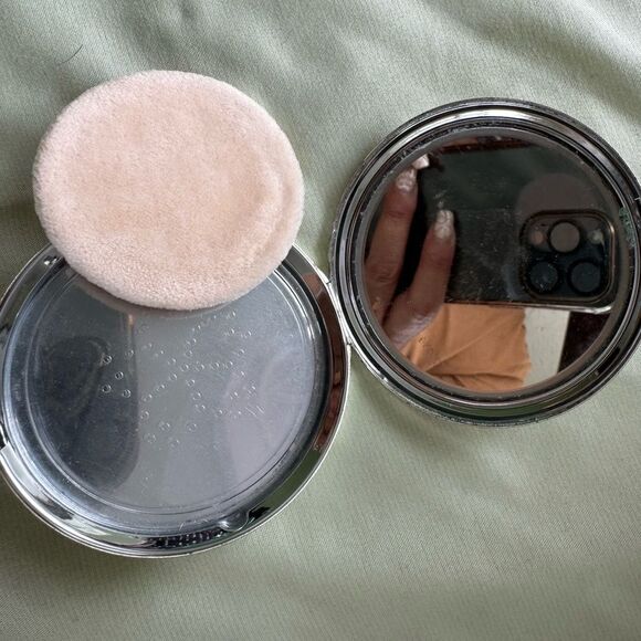 Collectible Vintage Ornately Carved Mother Of Pearl Peacock Cosmetic Compact - Picture 2 of 7